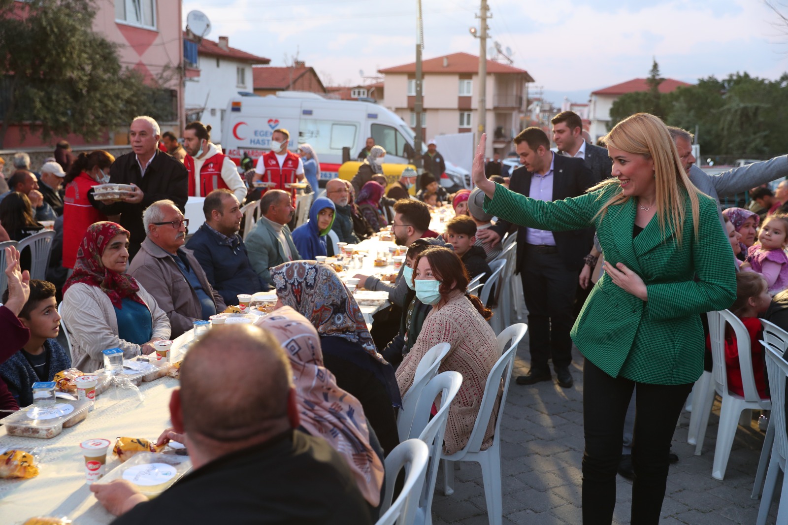 Merkezefendi Belediyesi’nin geleneksel hale getirdiği mahalle iftarları devam ediyor. Pandemi