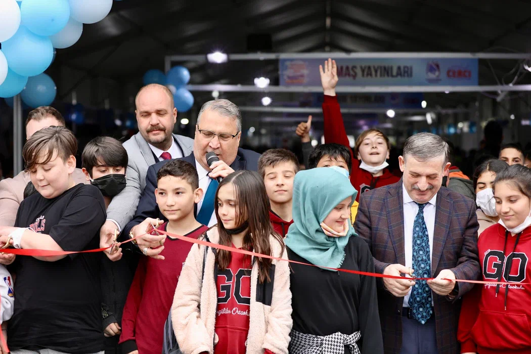 Yunusemre Belediyesi tarafından bu yıl ilk kez düzenlenen Yunusemre Kitap