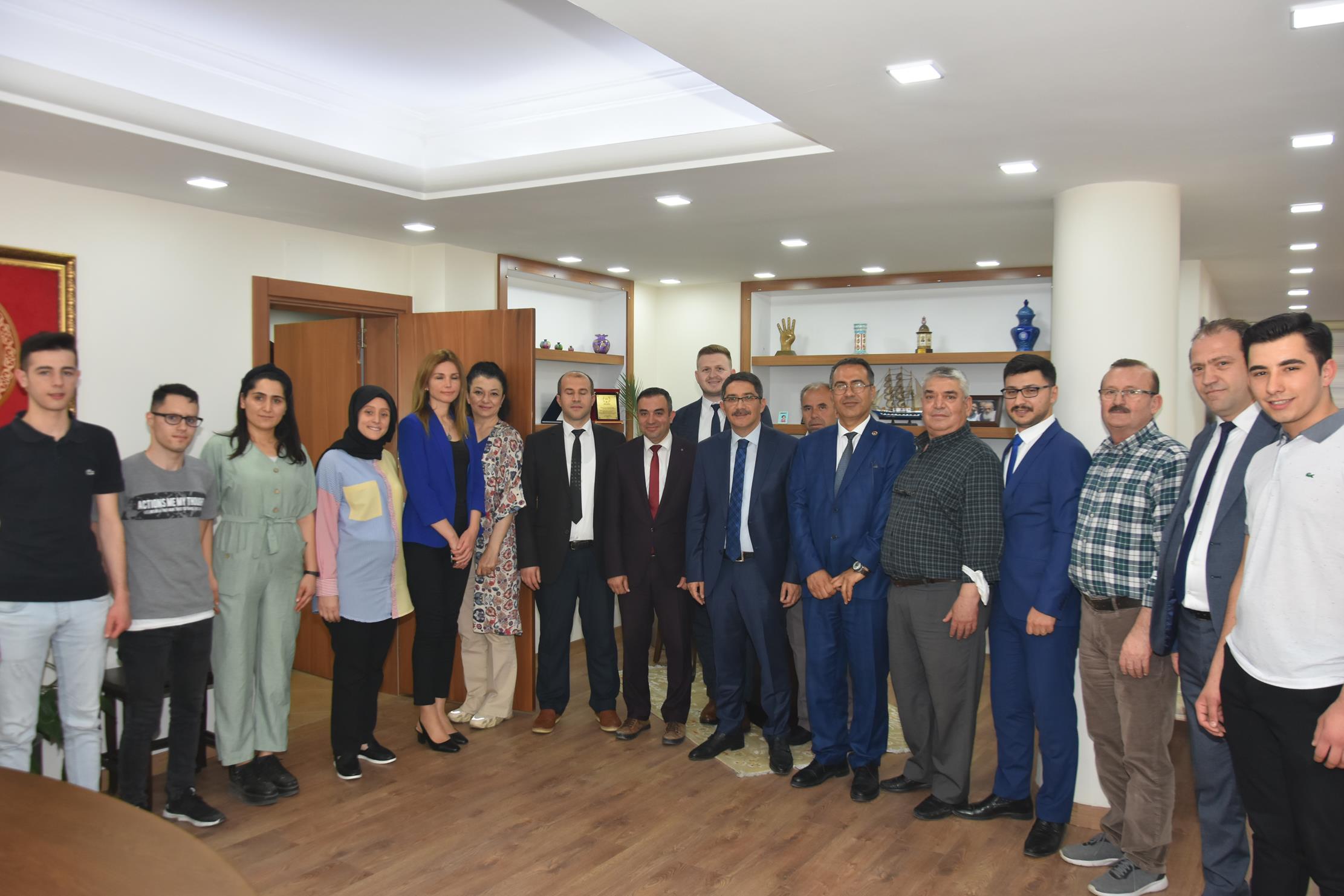 Şehzadeler Belediye Başkanı Ömer Faruk Çelik, belediye personeliyle bayramlaştı. Başkan