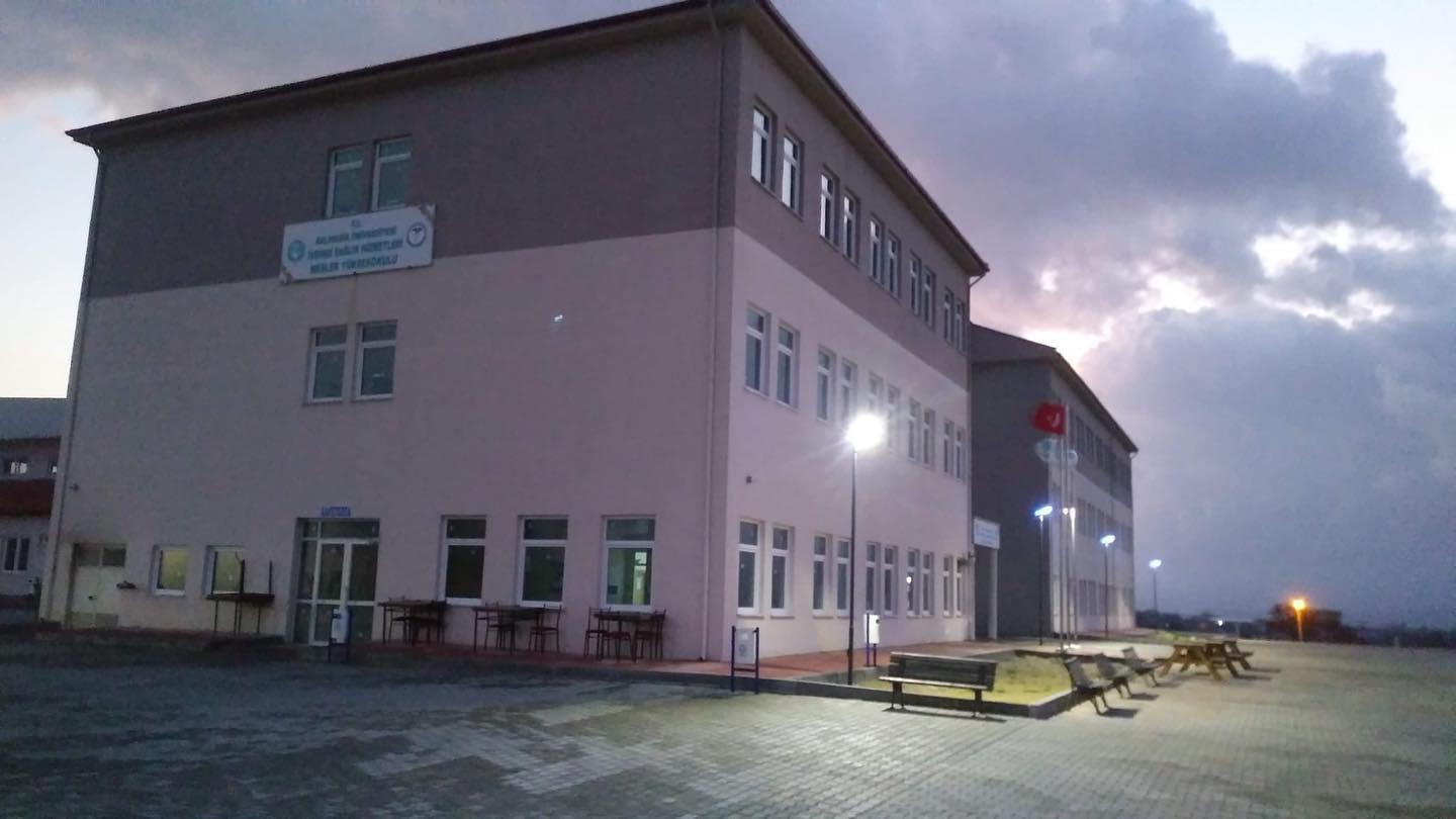 Ak Parti Balıkesir Milletvekili Mustafa Canbey’in girişimleri ile okula “Tıbbi