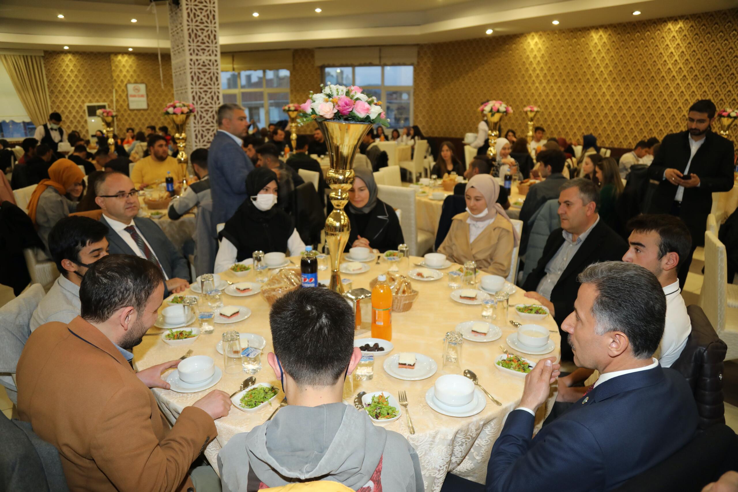 Çubuk Belediye Başkanı Baki Demirbaş, üniversite sınavına girecek öğrencilerle iftar