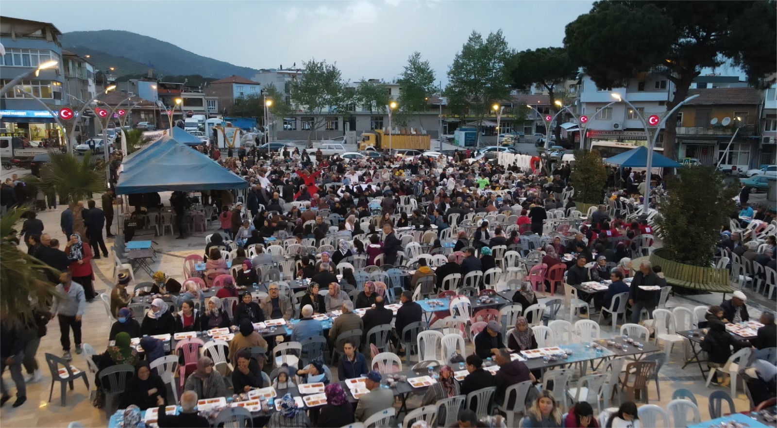 Koçarlı Belediyesi tarafından Cumhuriyet meydanında düzenlenen iftar programında binlerce Koçarlılı