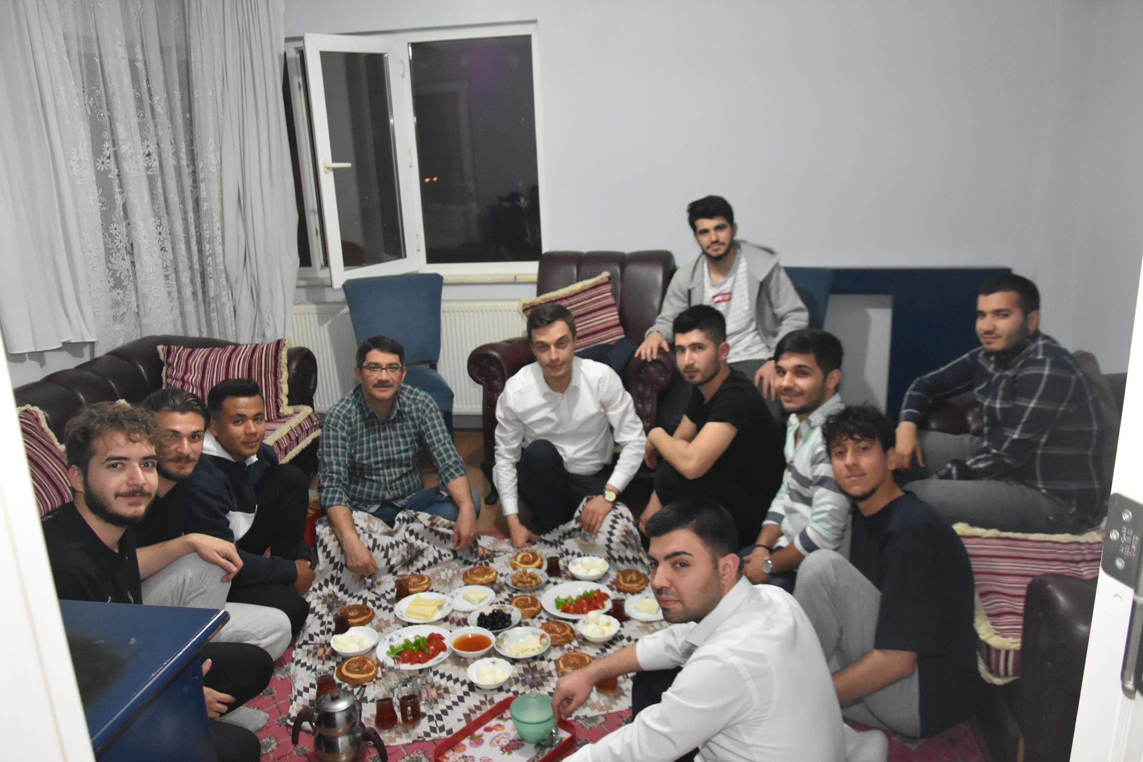 Gençler ve öğrencilerle her fırsatta bir araya gelen Şehzadeler Belediye