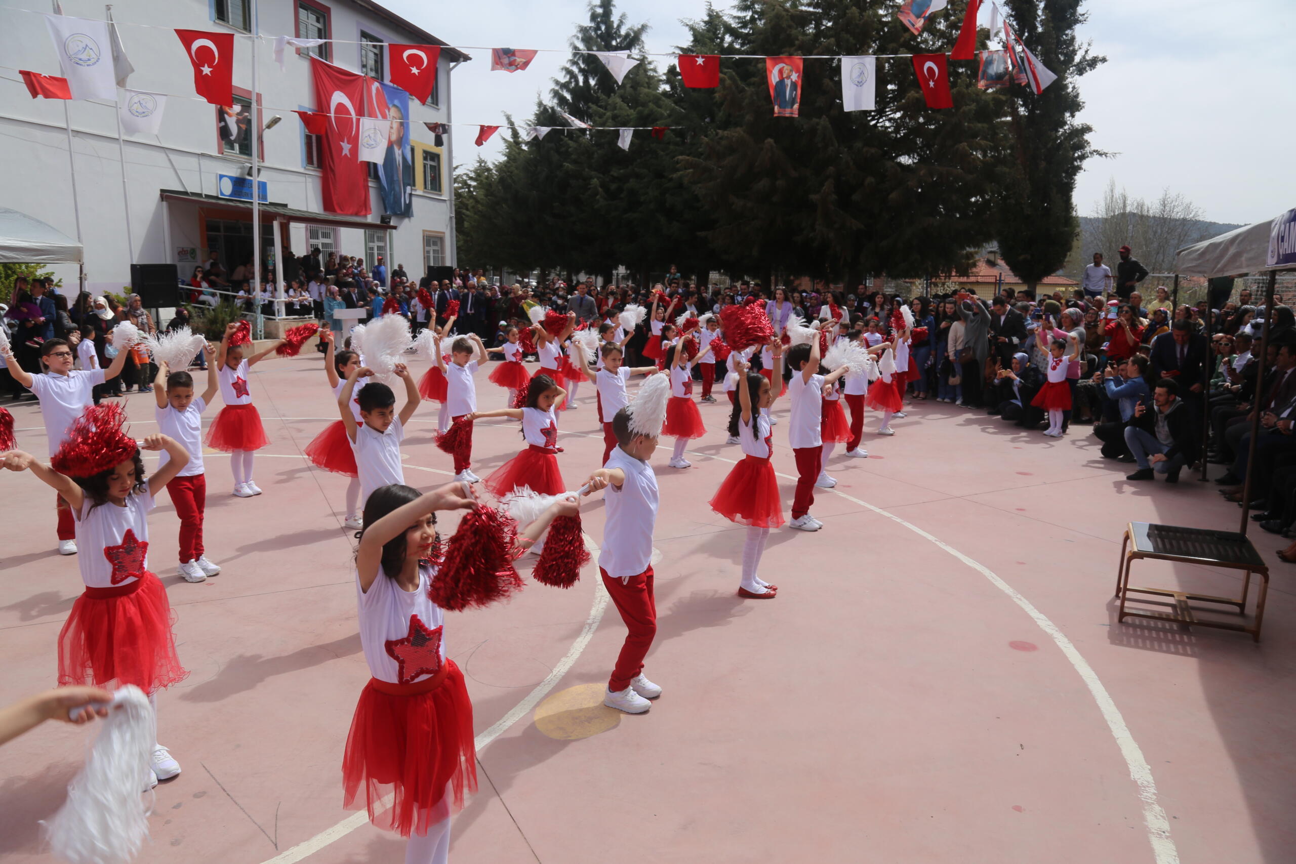 ÇAMELİ’DE 23 NİSAN ÇOŞKUSU Türkiye Büyük Millet Meclisi’nin açılışının 102’inci yıl dönümünü ve 23