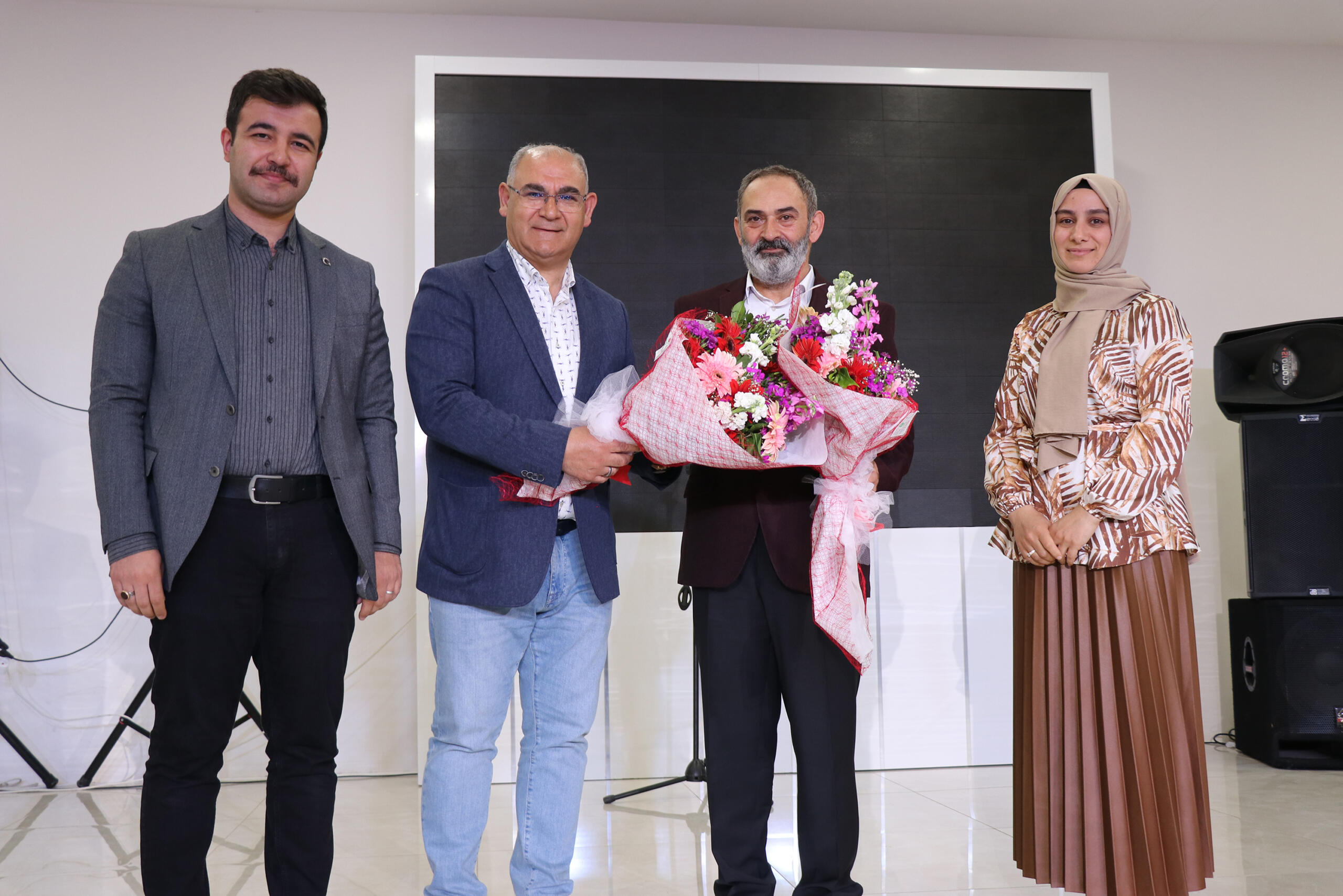 Pozantı Belediyesinin düzenlediği Ramazan etkinlikleri çerçevesinde sahne alan şair ve