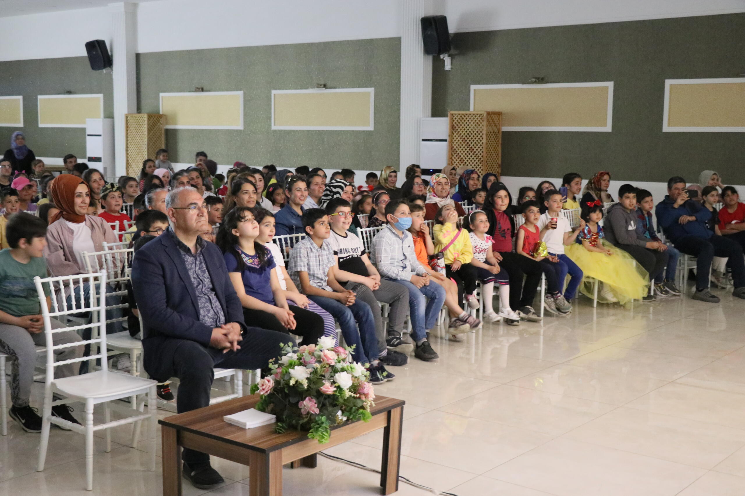 Sinema teknolojisini tiyatroya uyarlayarak “Masal İçinde” oyununu çeşitli tekniklerle sergileyen