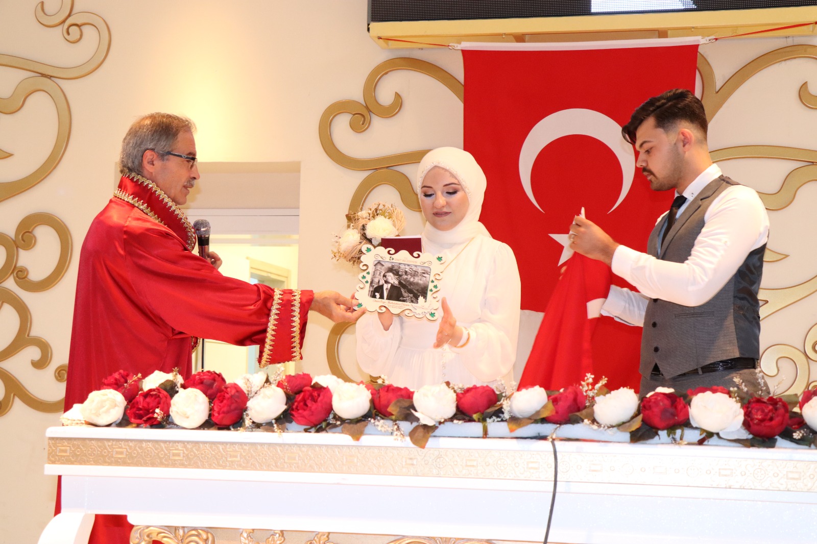İzmit’i evlendiren adam; Fikri Sever emekli oldu İzmit Belediyesi Evlendirme Birimi Sorumlusu olarak görev yapan ve yaklaşık