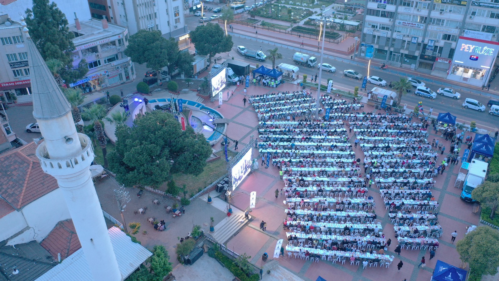 Ramazan dayanışmasını farklı ilçelerde düzenlediği toplu iftarlarla sürdüren İzmir Büyükşehir