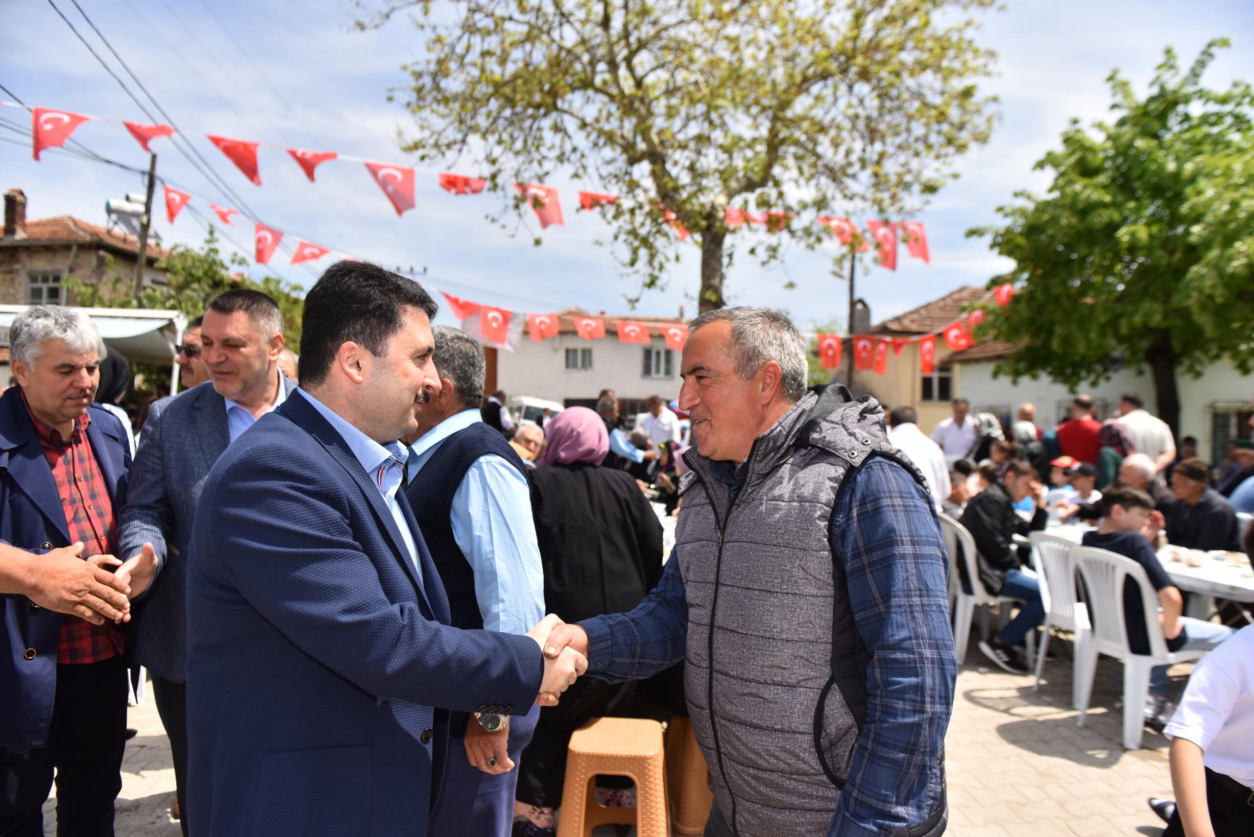 Altıeylül Belediye Başkanı Hasan Avcı, Altıeylül’deki vatandaşlarla istişare halinde 7/24