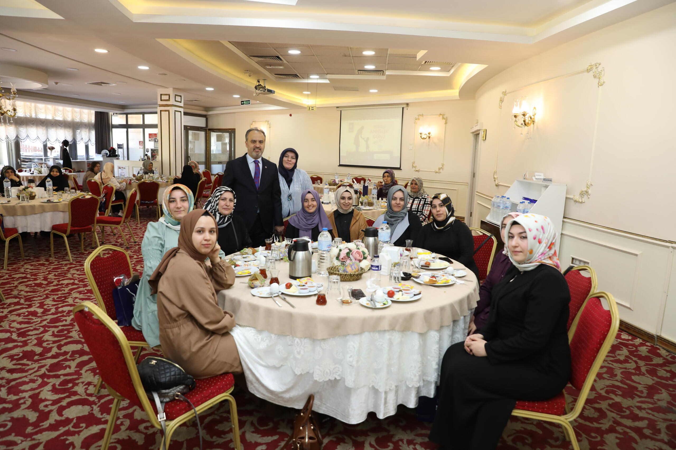 Bursa Büyükşehir Belediye Başkanı Alinur Aktaş, Anneler Günü nedeniyle Büyükşehir