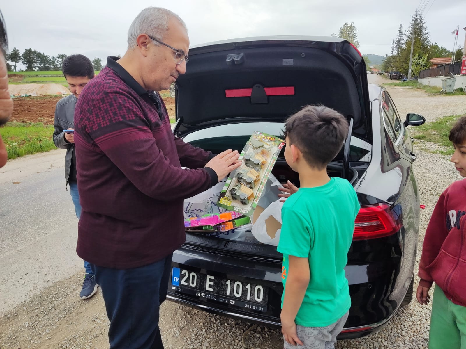 Çameli Belediye Başkanı Cengiz Arslan Ramazan  Bayramında çocukları unutmadı. Mahallelerde