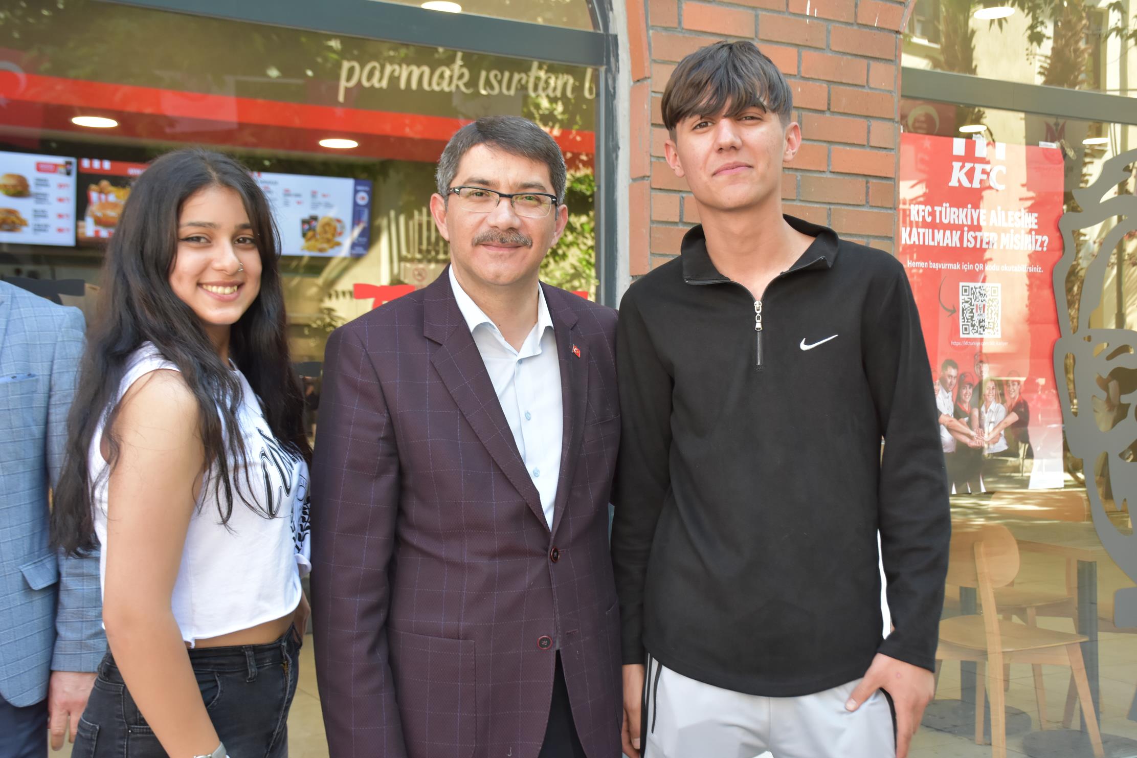 Şehzadeler Belediyesi,  Anneler Günü vesilesiyle Tarzan Meydanı’nda Bahar Konseri düzenledi.