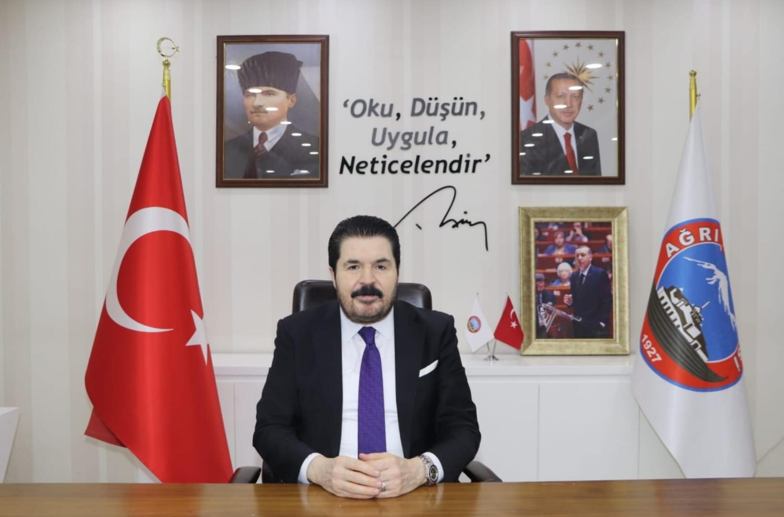 Başkan Sayan mesajında, “Bayramlar; sevgiyle kucaklaşmanın sağlandığı,bütün küskünlüklerin ortadan kaldırıldığı,