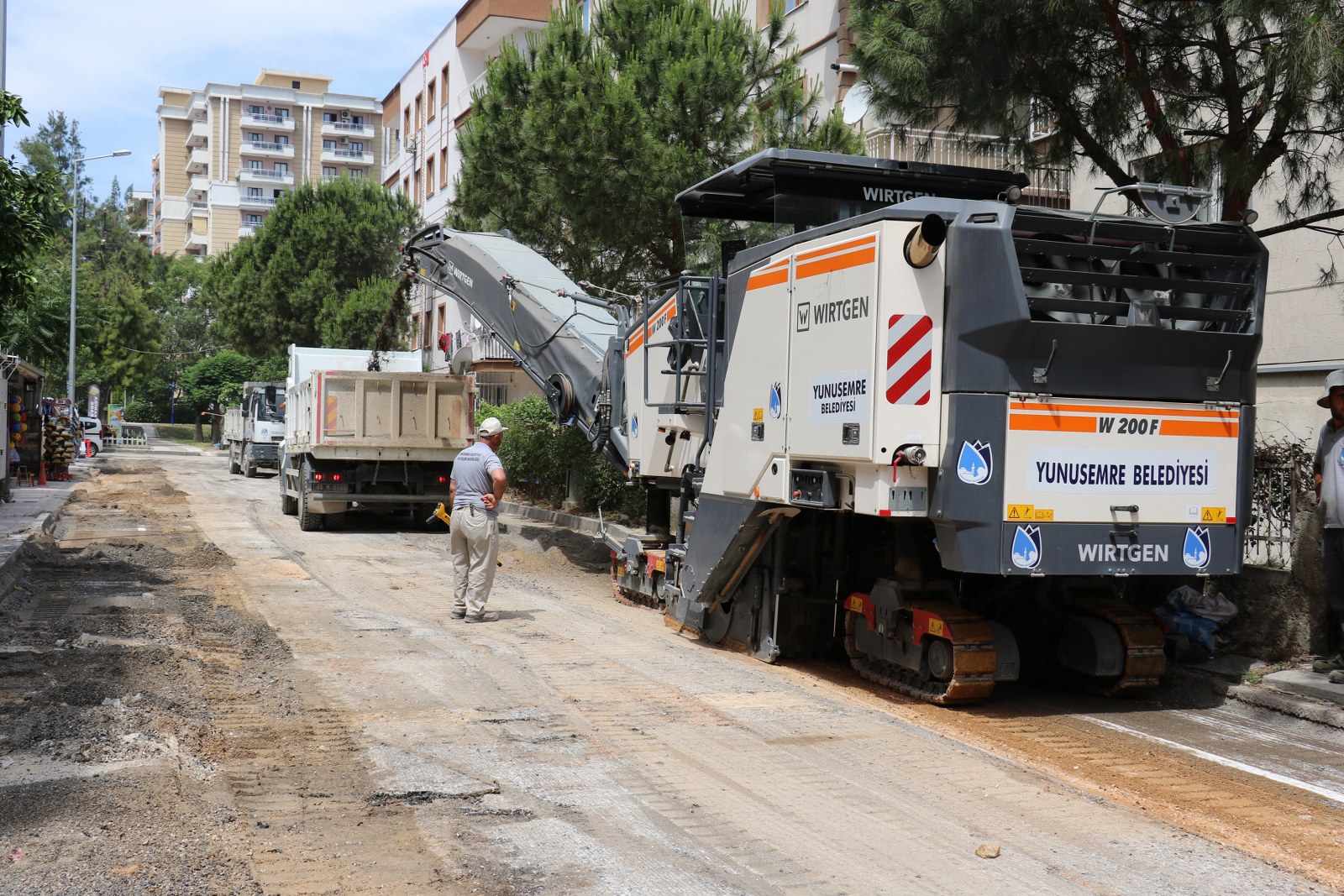 Yunusemre Belediyesi Fen İşleri Müdürlüğü ekipleri, Yenimahalle’de çeşitli nedenlerle bozulan
