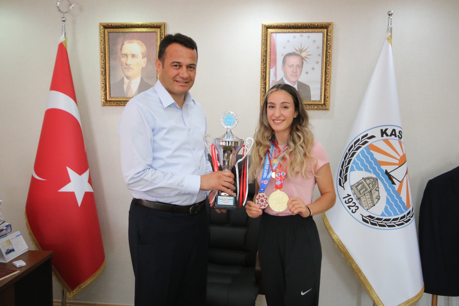 Kaş’ın Şampiyon sporcusu Başkan Ulutaş’ı ziyaret etti Kaş Belediyesinin sporcusu Zehra Doğan, İstanbul’da gerçekleşen Kick Boks Dünya