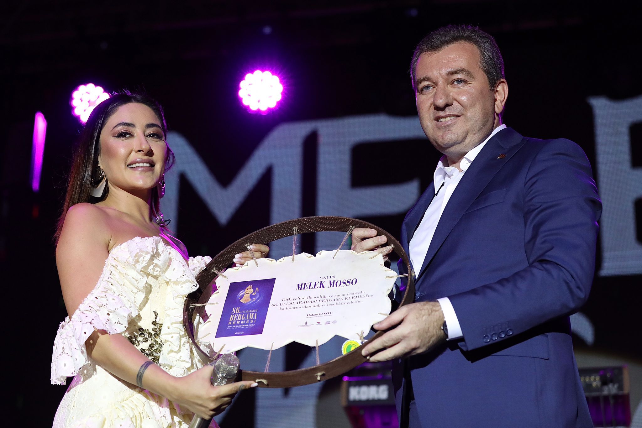 86. Uluslararası Bergama Kermes Festivali’nin ilk gününde Cumhuriyet Meydanı’nda sahne