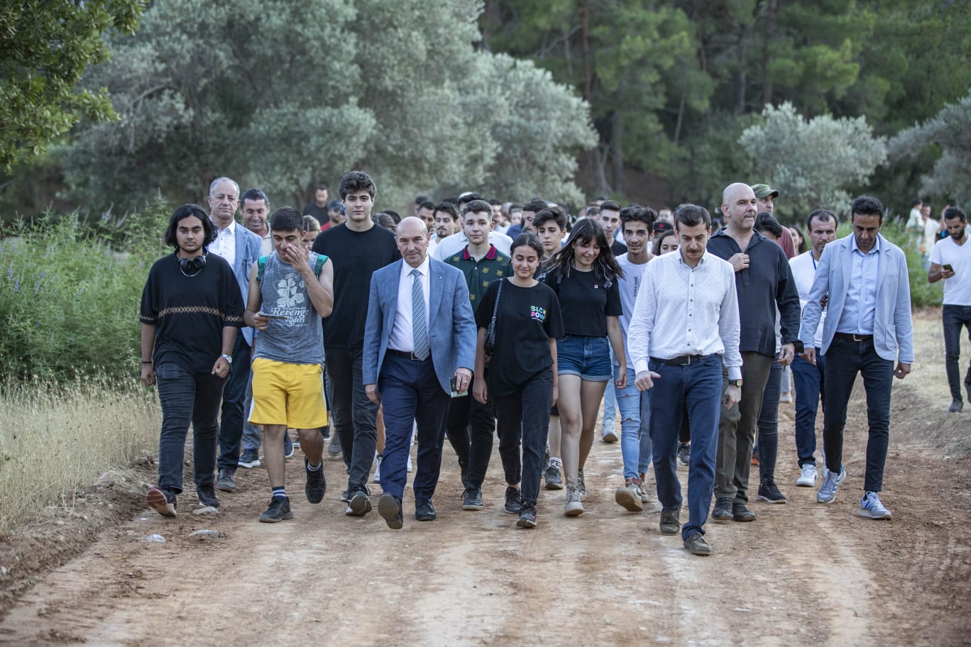 İzmir Büyükşehir Belediye Başkanı Tunç Soyer’in İzmirlilerin doğa ve ormanlarla