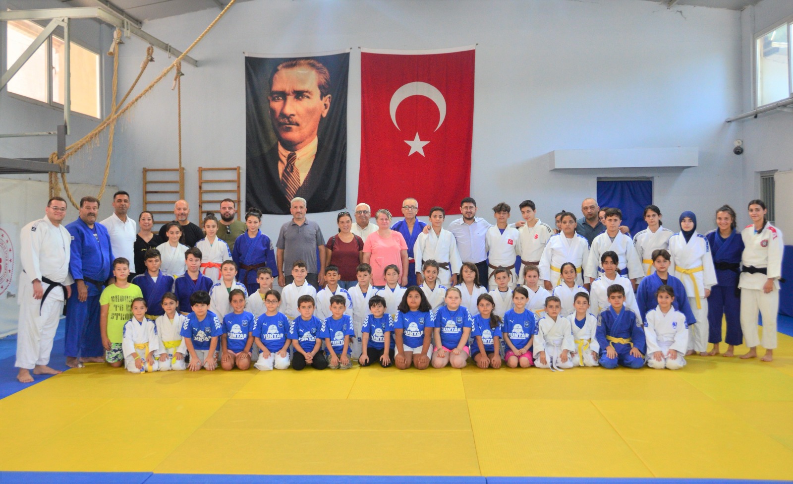 Yunusemre Belediyespor Başkanı Arif Alkan, belediye meclis üyeleri ile birlikte