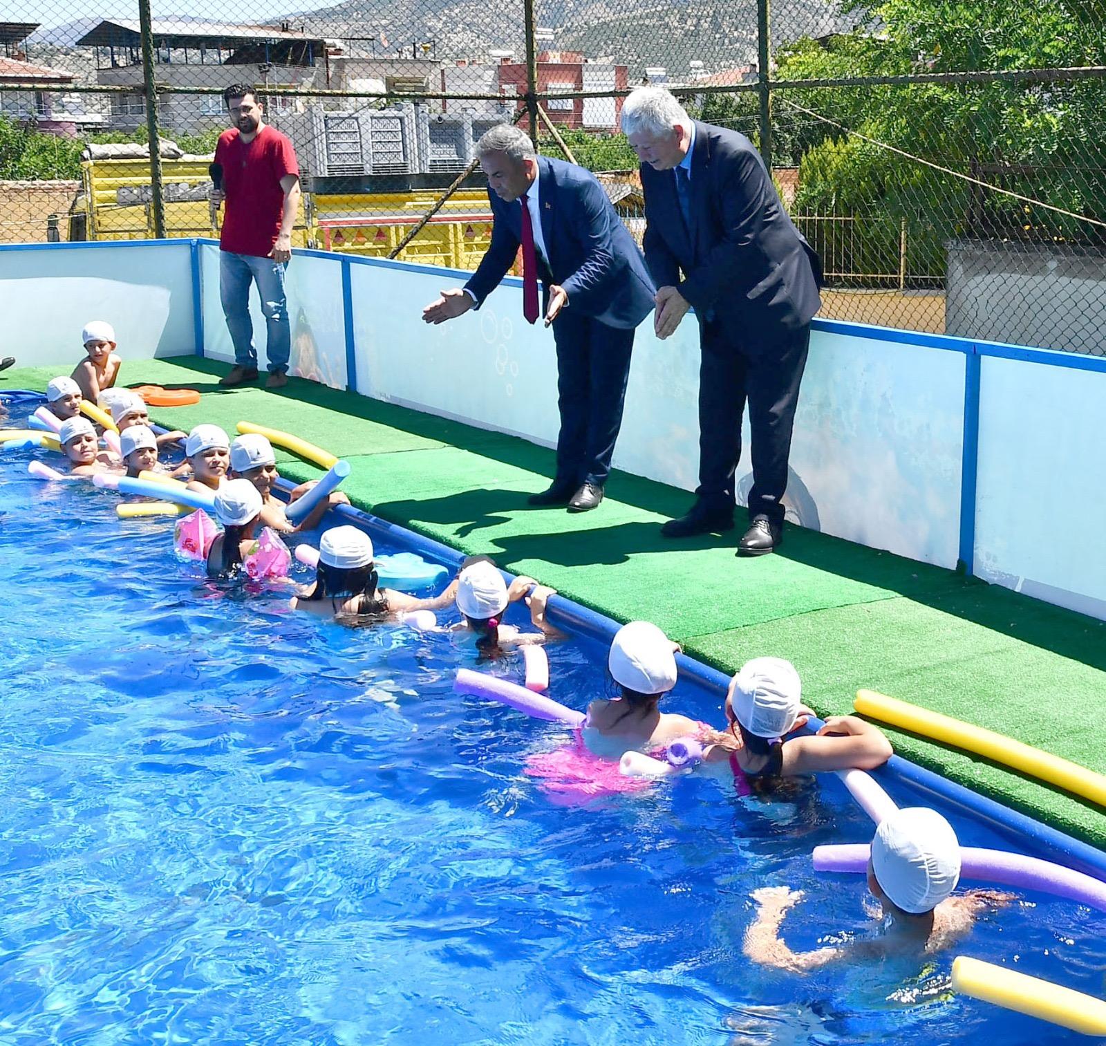 İzmir Büyükşehir Belediye Başkanı Tunç Soyer’in arka mahallelerdeki çocukları sporla