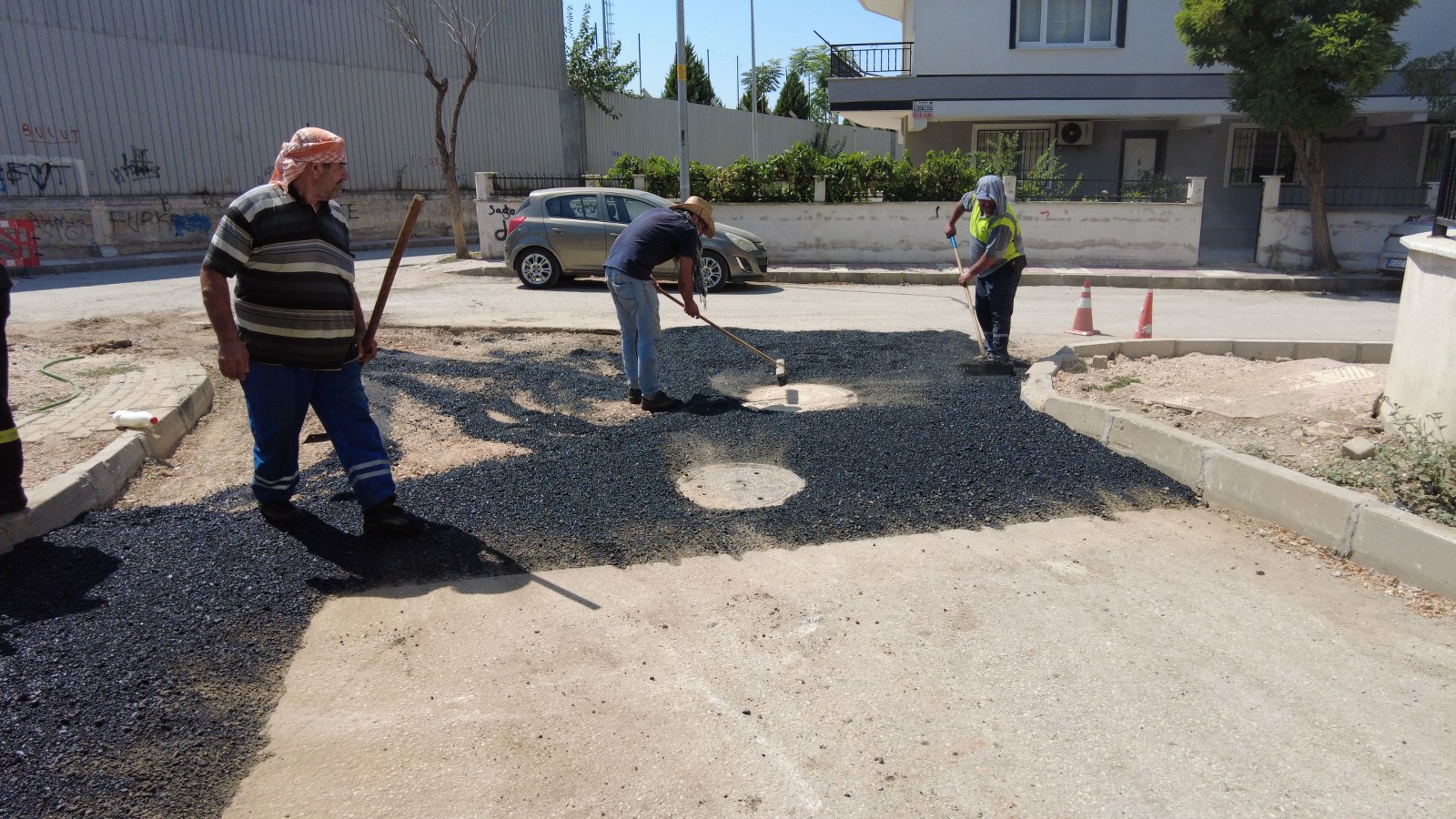 Yunusemre Belediyesi, Kaynak ve Cumhuriyet Mahallesinde altyapı çalışmaları nedeniyle bozulan