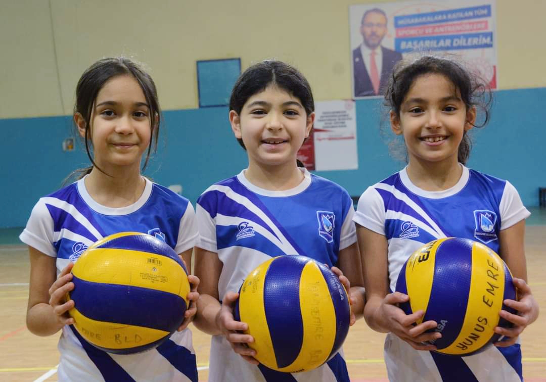 YUNUSEMRE’DE KIŞ VOLEYBOL KURSU KAYITLARI BAŞLADI Yunusemre Belediyespor, voleybolda sporcu altyapısını oluşturmak amacıyla kış voleybol kursu