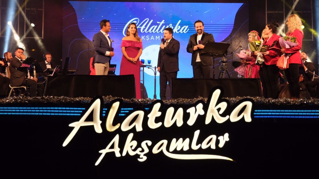 Altıeylül Kurtuluş Festivali’nde sahneye çıkan Mine Geçili, İsmail Özkan ve