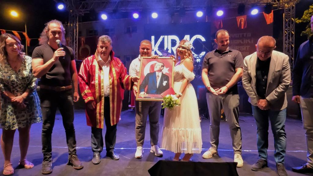 Bereketli topraklarıyla ünlü İzmir’in Kınık ilçesinde Hasat Festivali başladı. Bu
