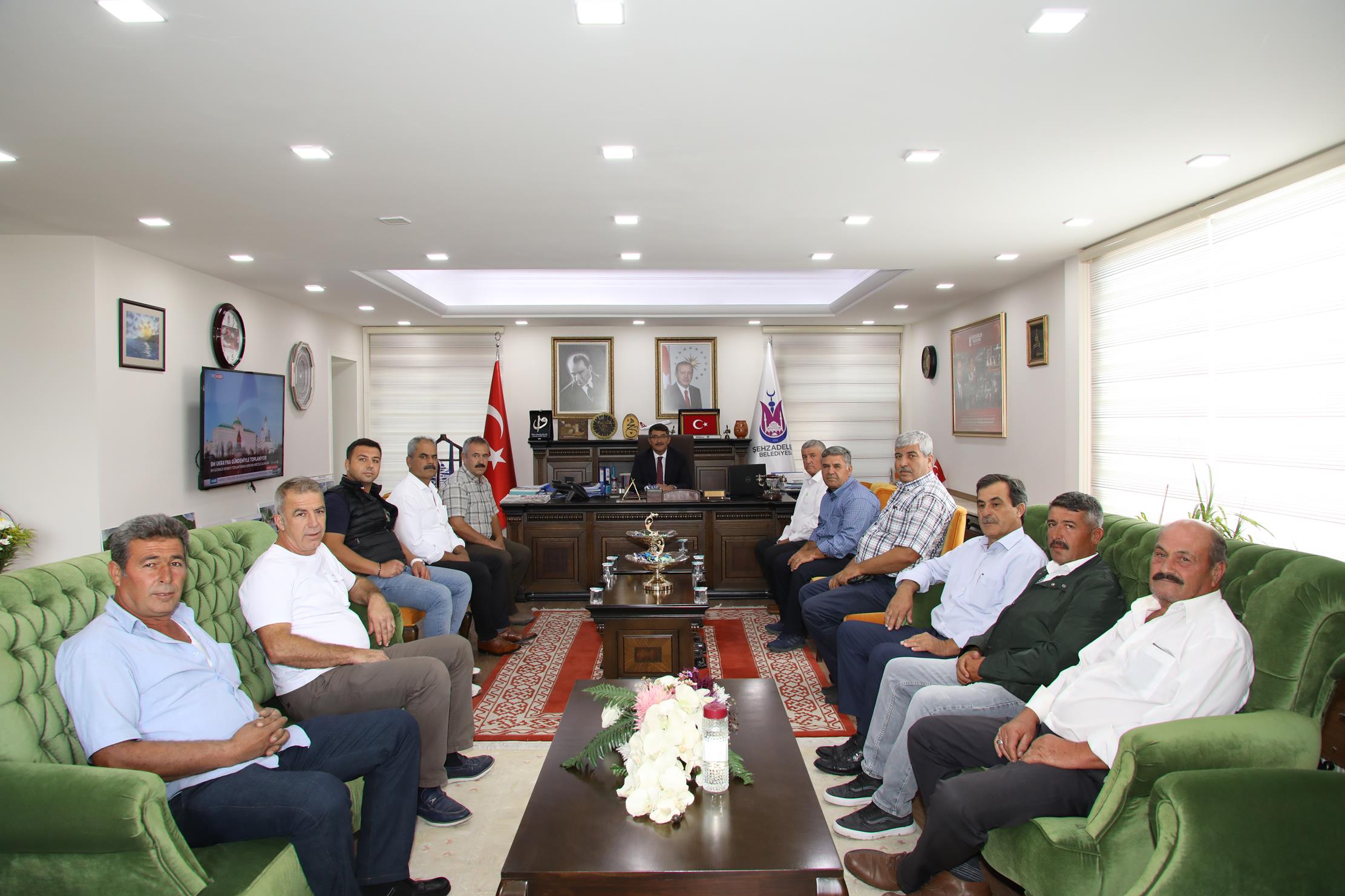 Şehzadeler Belediye Başkanı Ömer Faruk Çelik’i ziyaret eden 13 mahalle
