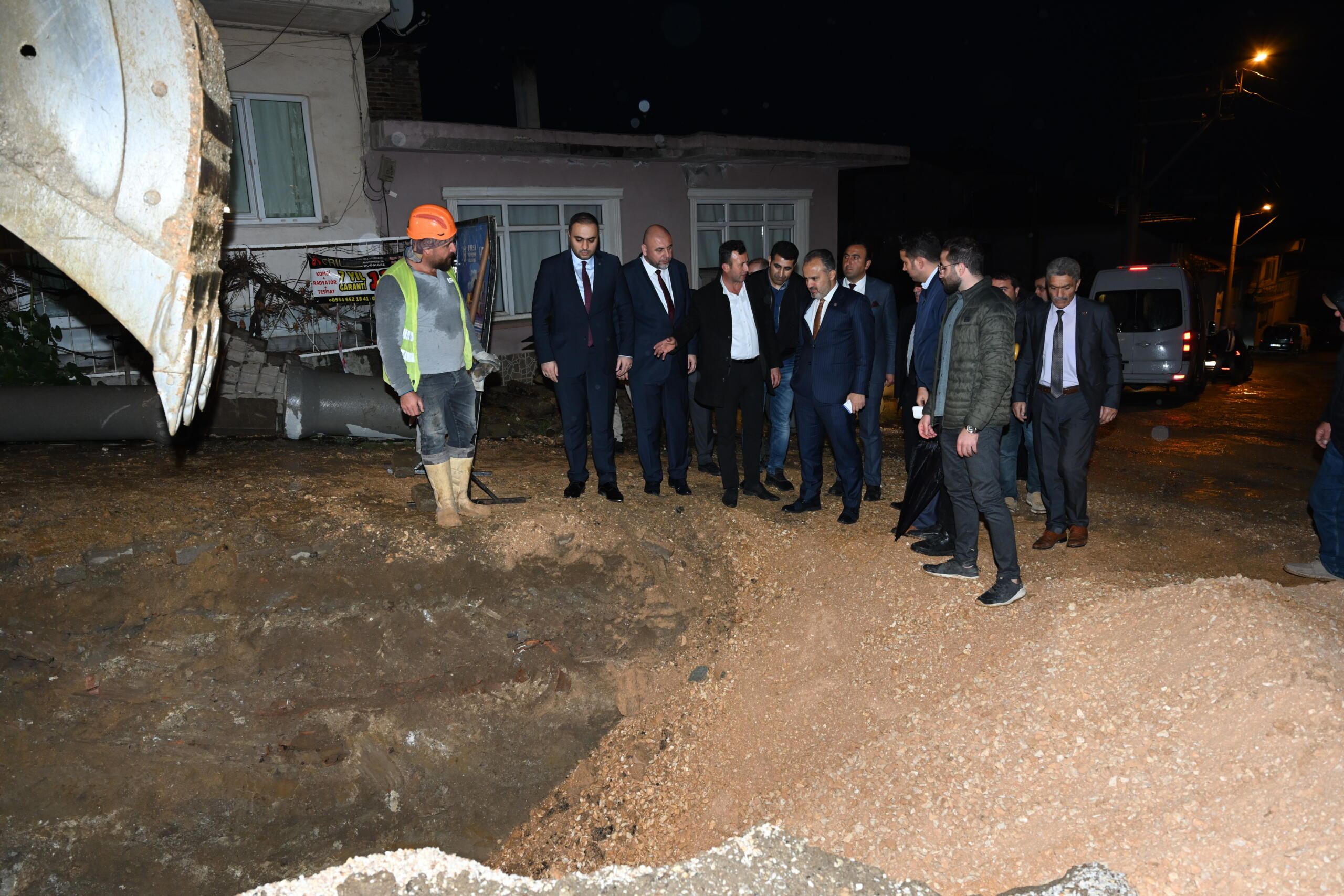 Büyükşehir Belediyesi, Orhangazi ilçesindeki altyapı çalışmalarını gece gündüz demeden sürdürüyor.