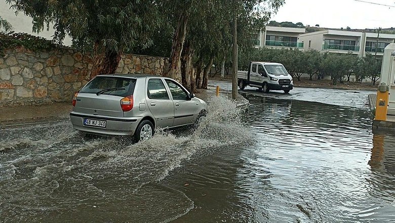 Muğla‘nın Bodrum ilçesinde, sabahtan itibaren etkili olan sağanakta cadde ve sokaklarda su