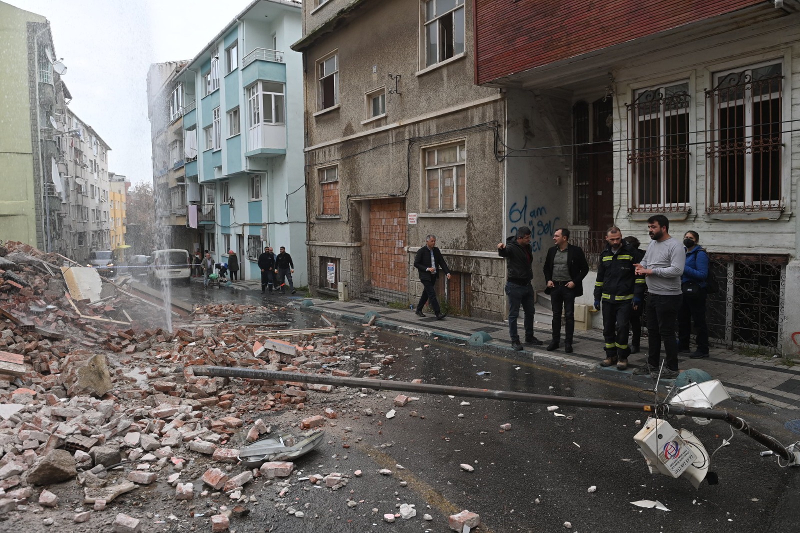 Süleymanpaşa Belediyesi tehlike yaratan metruk binaların yıkımına ilçe genelinde devam