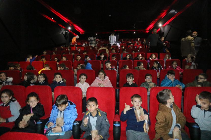 Rize Belediyesi düzenlediği “Çocuklar Sinemada” etkinliği kapsamında şehir merkezindeki ilkokul