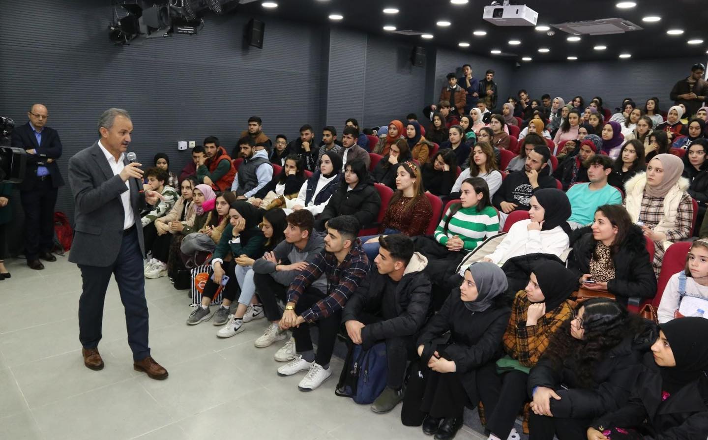 Gençliğe büyük önem veren Belediye Başkanımız Dr. Süleyman Kılınç, çeşitli
