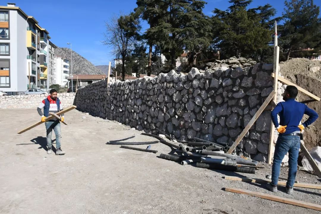 Ellibeşevler Mahallemizi yepyeni bir yeşil alana kavuşturuyoruz. Çocuk parkı, spor