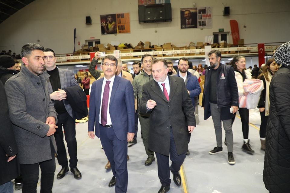 <strong>ŞEHZADELER BELEDİYESİ İMKANLARINI DEPREMZEDELER İÇİN SEFERBER ETTİ </strong> Depremzedeler için başlatılan yardım kampanyası kapsamında yardımların toplanıp, tasnif edilip,