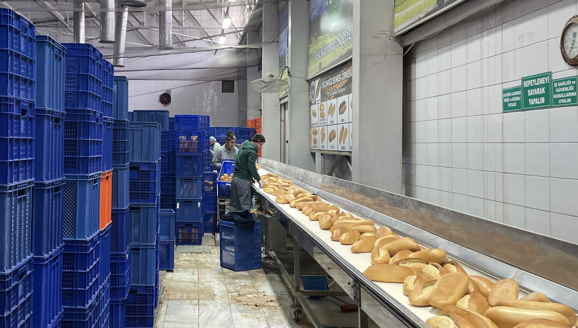 Depremden etkilenen bölgelerde ekmek ve gıdaya ulaşım en büyük sorunlardan