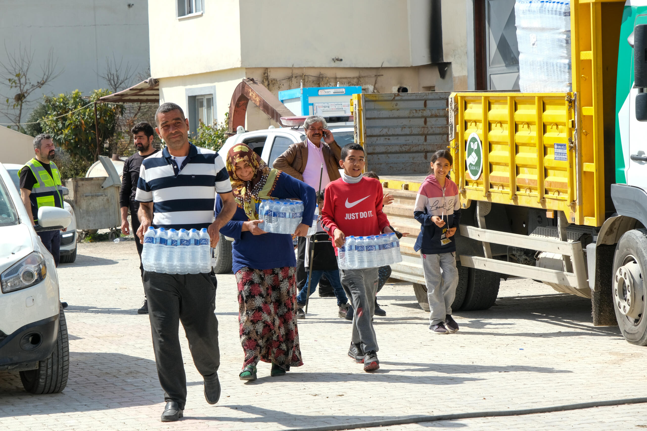 Hatay’da Türkiye genelinden gelen yardımların dağıtım koordinasyonunu üstlenen Bursa Büyükşehir