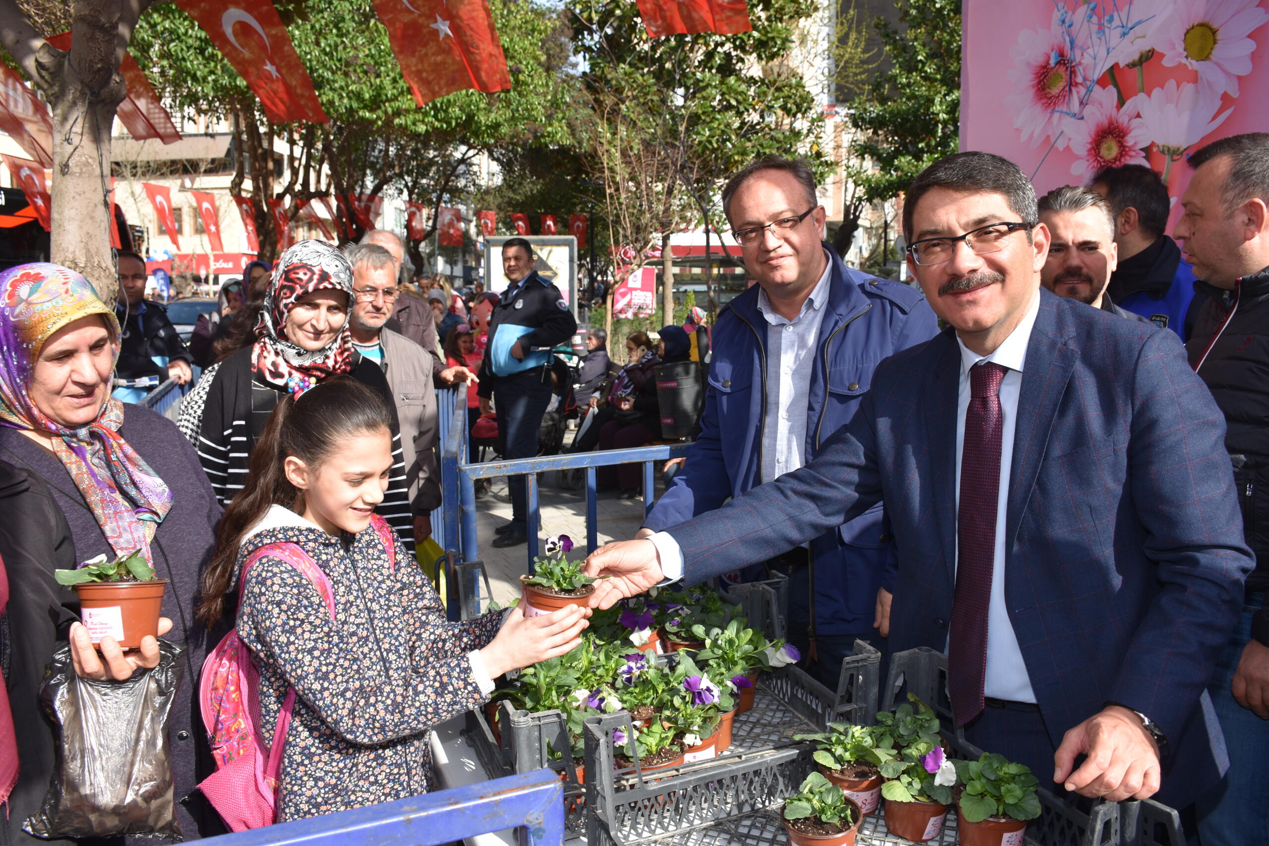 Şehzadeler Belediye Başkanı Ömer Faruk Çelik, 8 Mart Dünya Kadınlar
