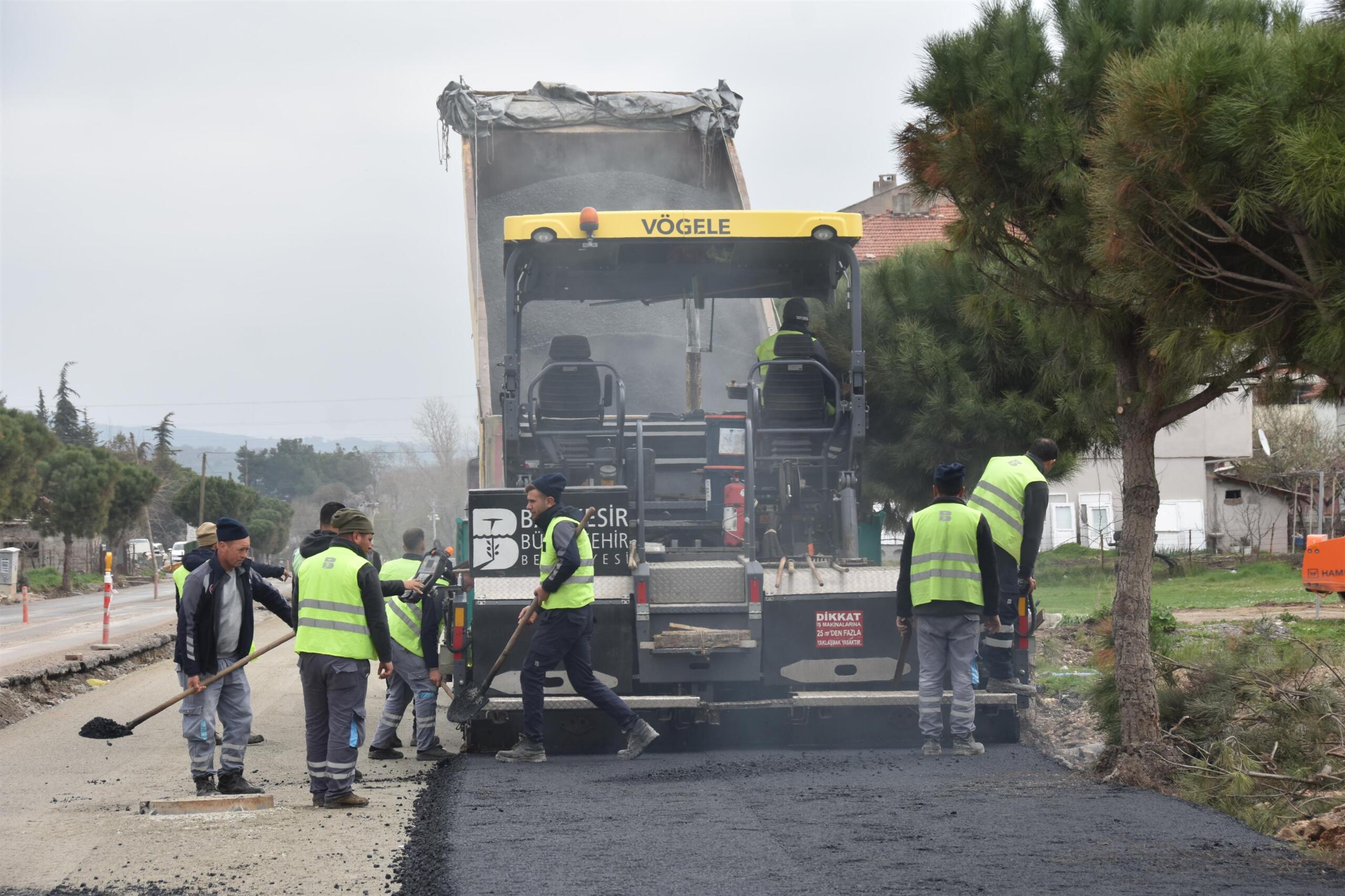 Balıkesir Büyükşehir Belediyesi, ilçelerde ihtiyaç duyulan alanlarda sıcak asfalt çalışmalarını