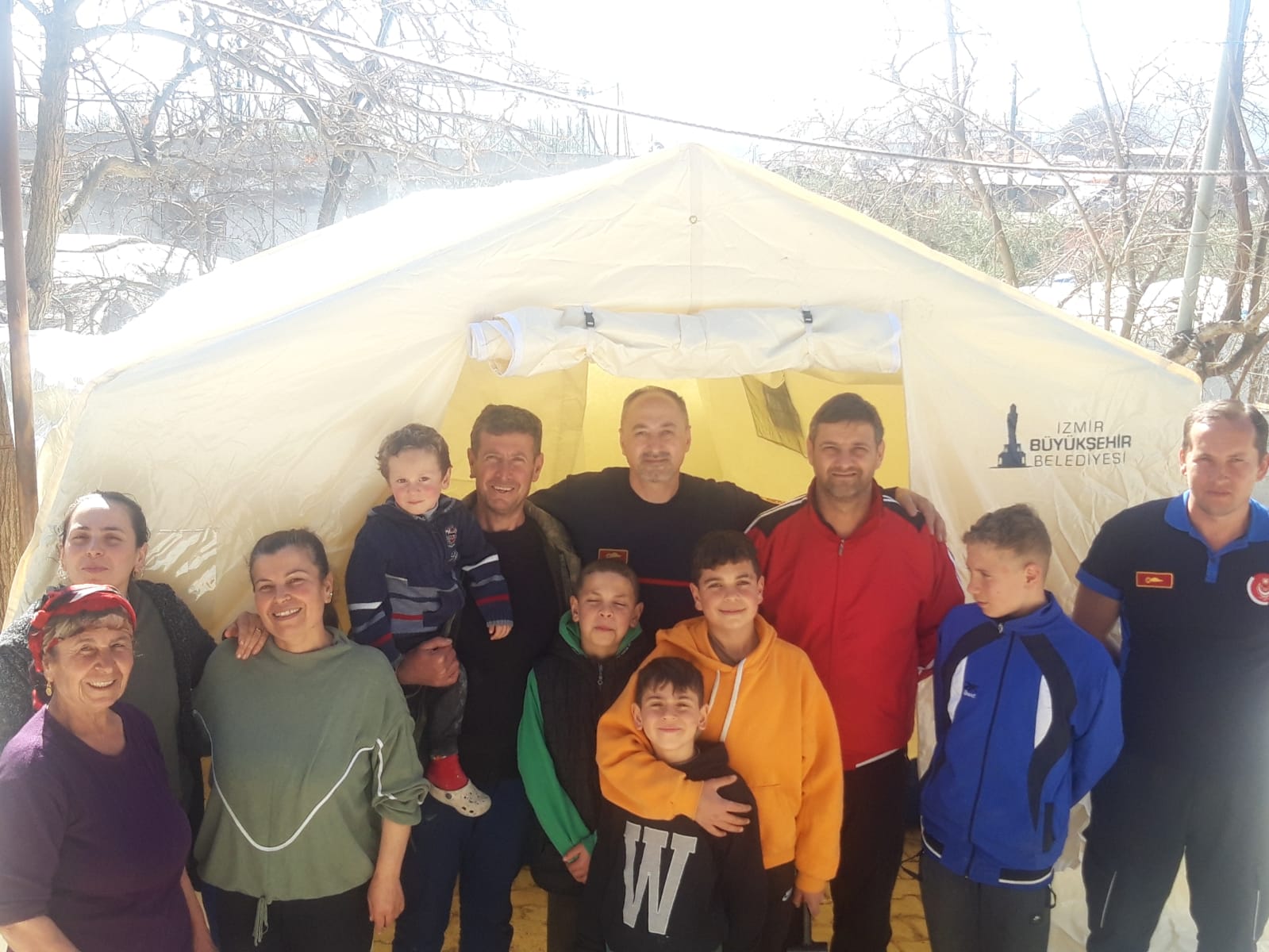 <strong>İzmir’in itfaiye personeli depremde evi yıkılan askerlik arkadaşının yardımına koştu</strong> İzmir Büyükşehir Belediyesi İtfaiye Dairesi Başkanlığı Yangın ve Acil Müdahale