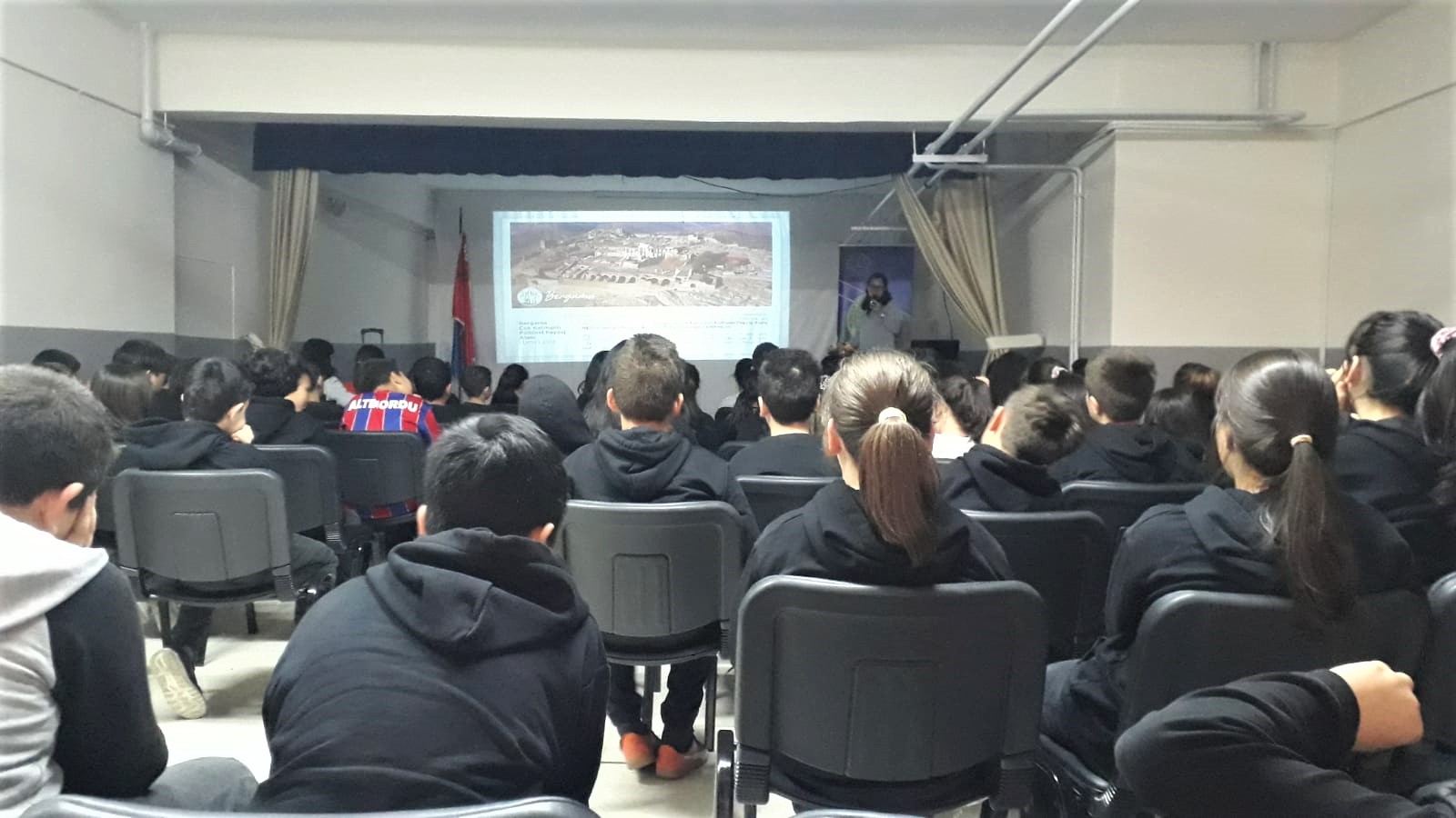 Bergama’da tarihi değerler ve kültürel miras okul okul gezilerek anlatılıyor.