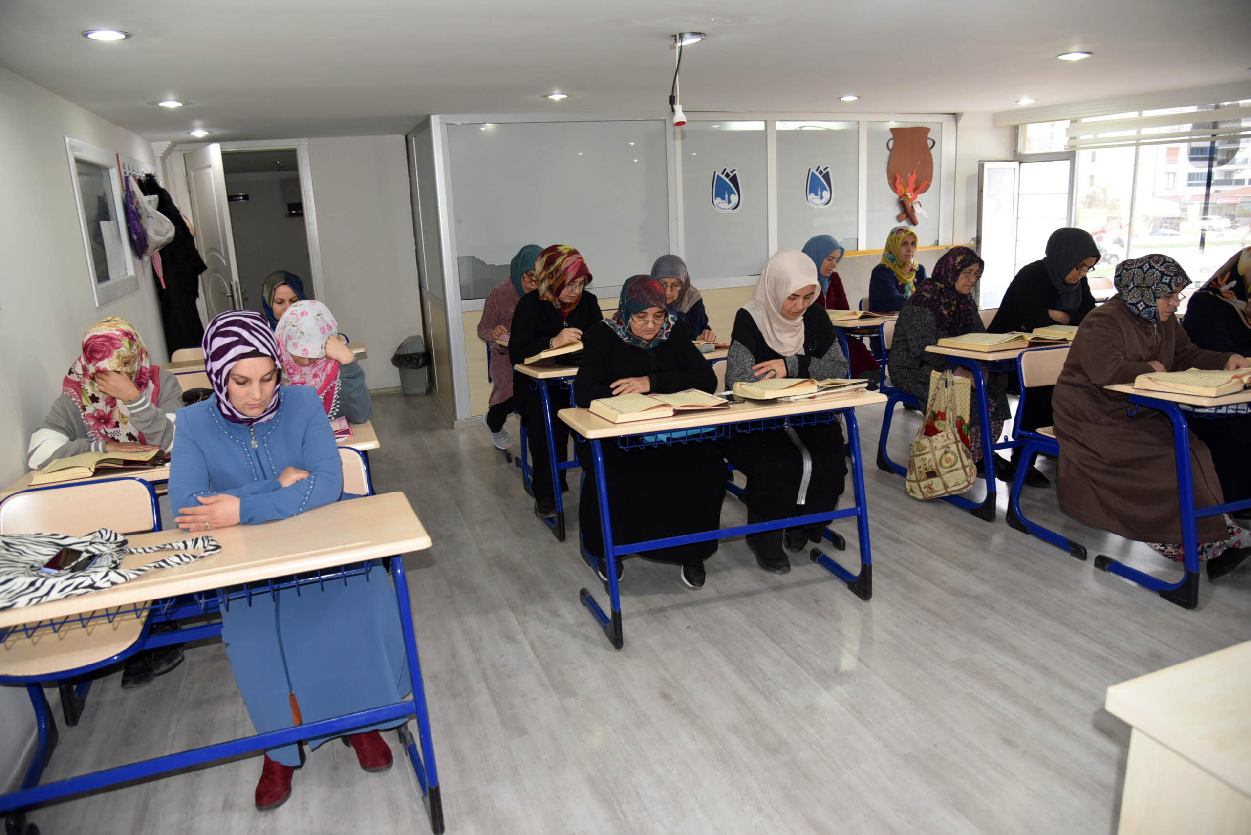 Yunusemre Belediyesi bünyesinde hizmet veren Yenimahalle Hanımlar Lokali ve Meslek
