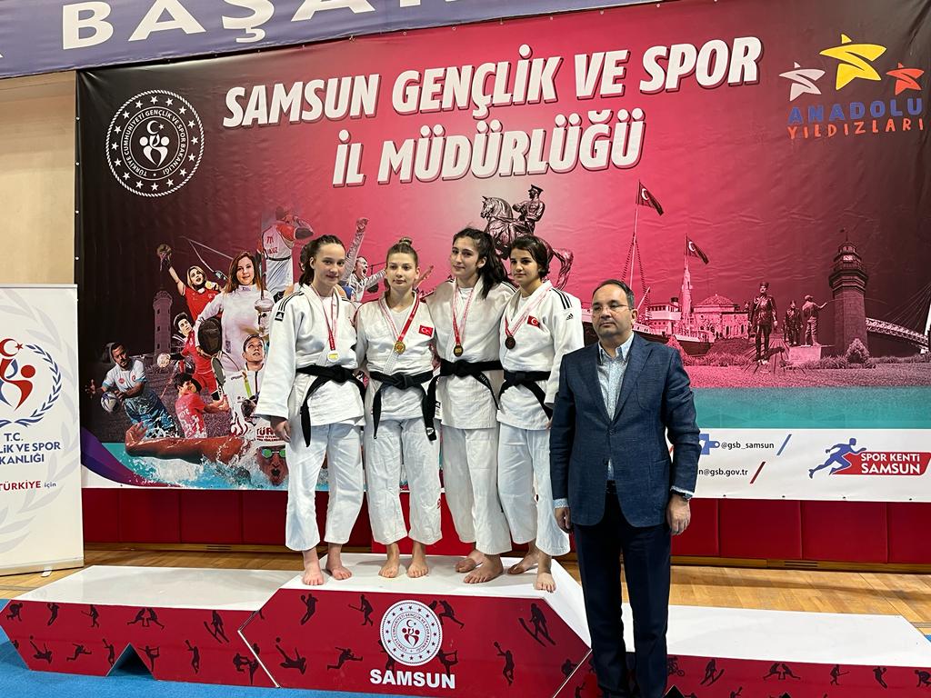 Yunusemre Belediyespor’un judocuları, Samsun’da düzenlenen Okul Sporları Gençler Türkiye Judo