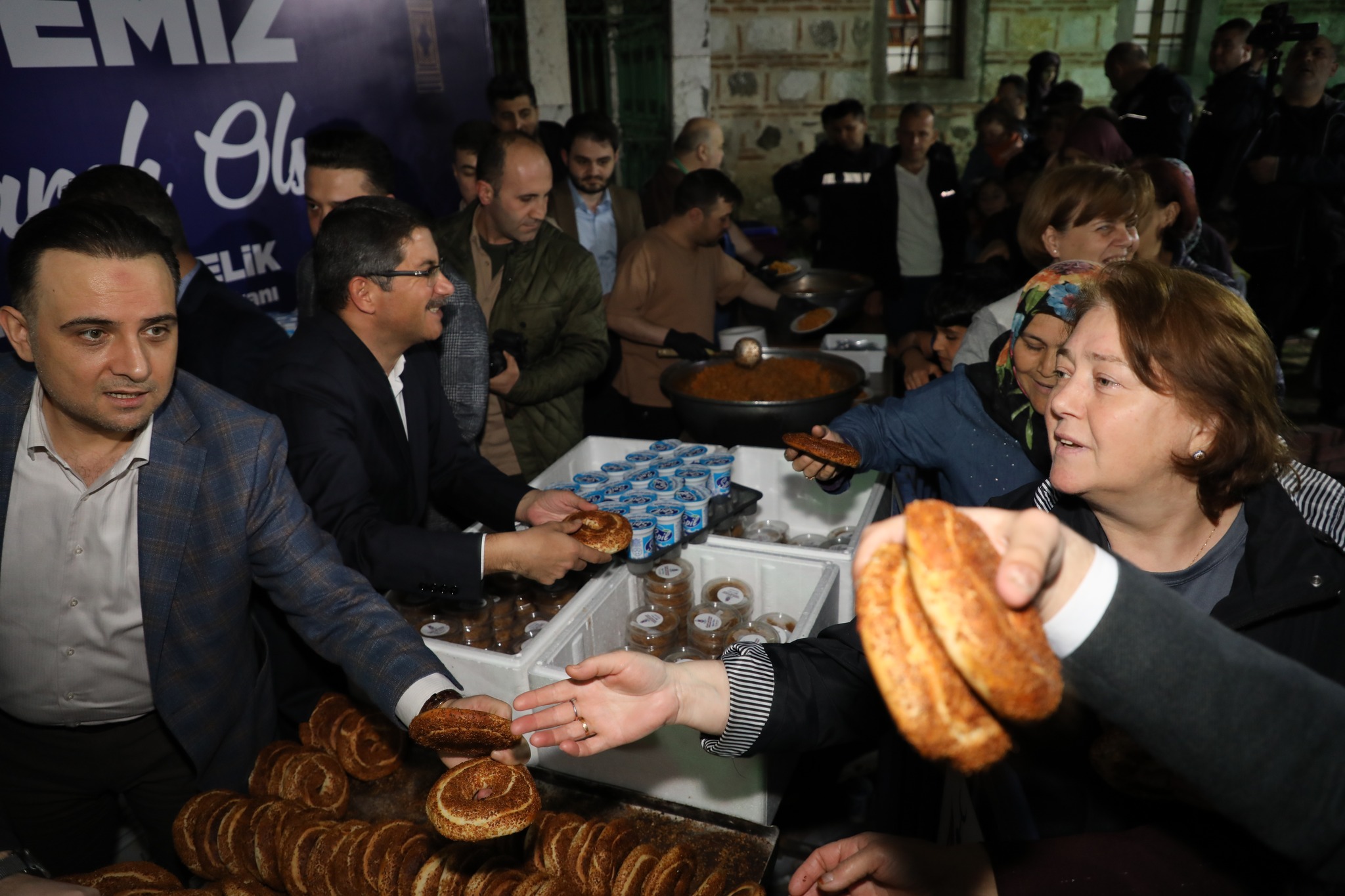 Şehzadeler Belediyesi, her yıl geleneksel hale getirdiği Kadir Gecesi programını