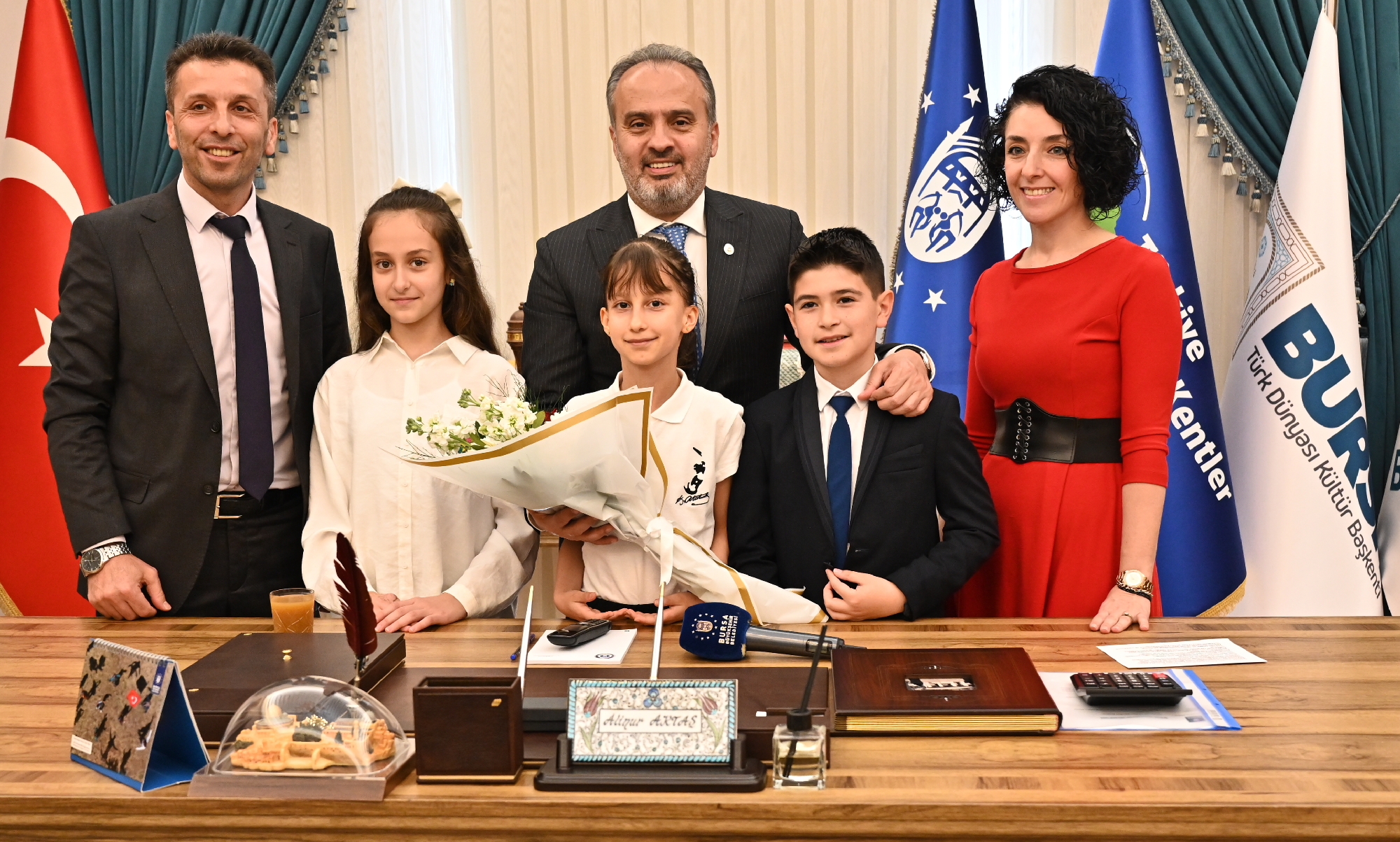 Ulusal Egemenlik ve Çocuk Bayramı nedeniyle tüm makamlar çocuklara kalırken,