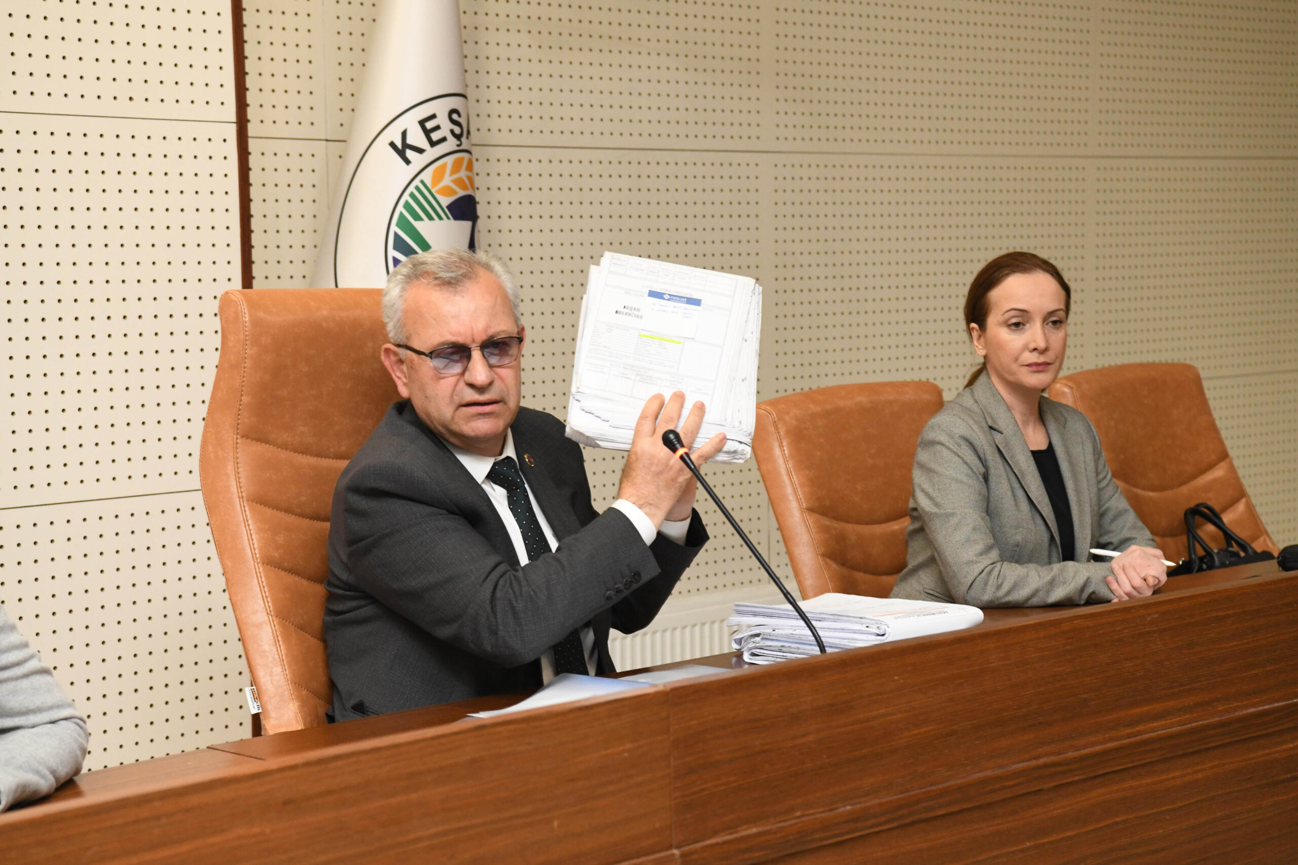 Meclisten pazaryerinin üstünün kapanması ve Eski itfaiye alanına kapalı otopark