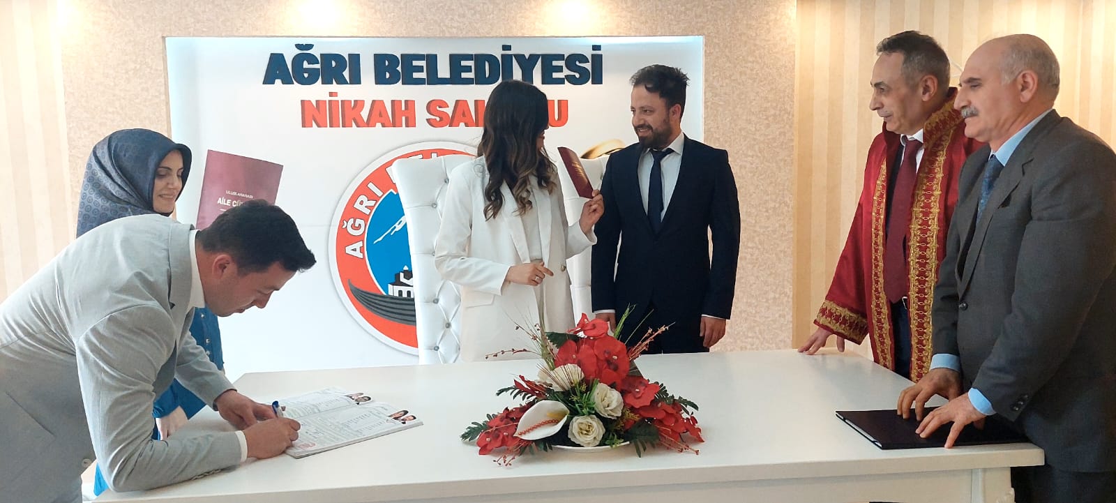 Başkan Karadoğan, Genç Öğretmen Çiftlerin Nikahını Kıydı Ağrı Belediye Başkanı Metin Karadoğan, Ağrının Eleşkirt ilçesinde öğretmen olarak