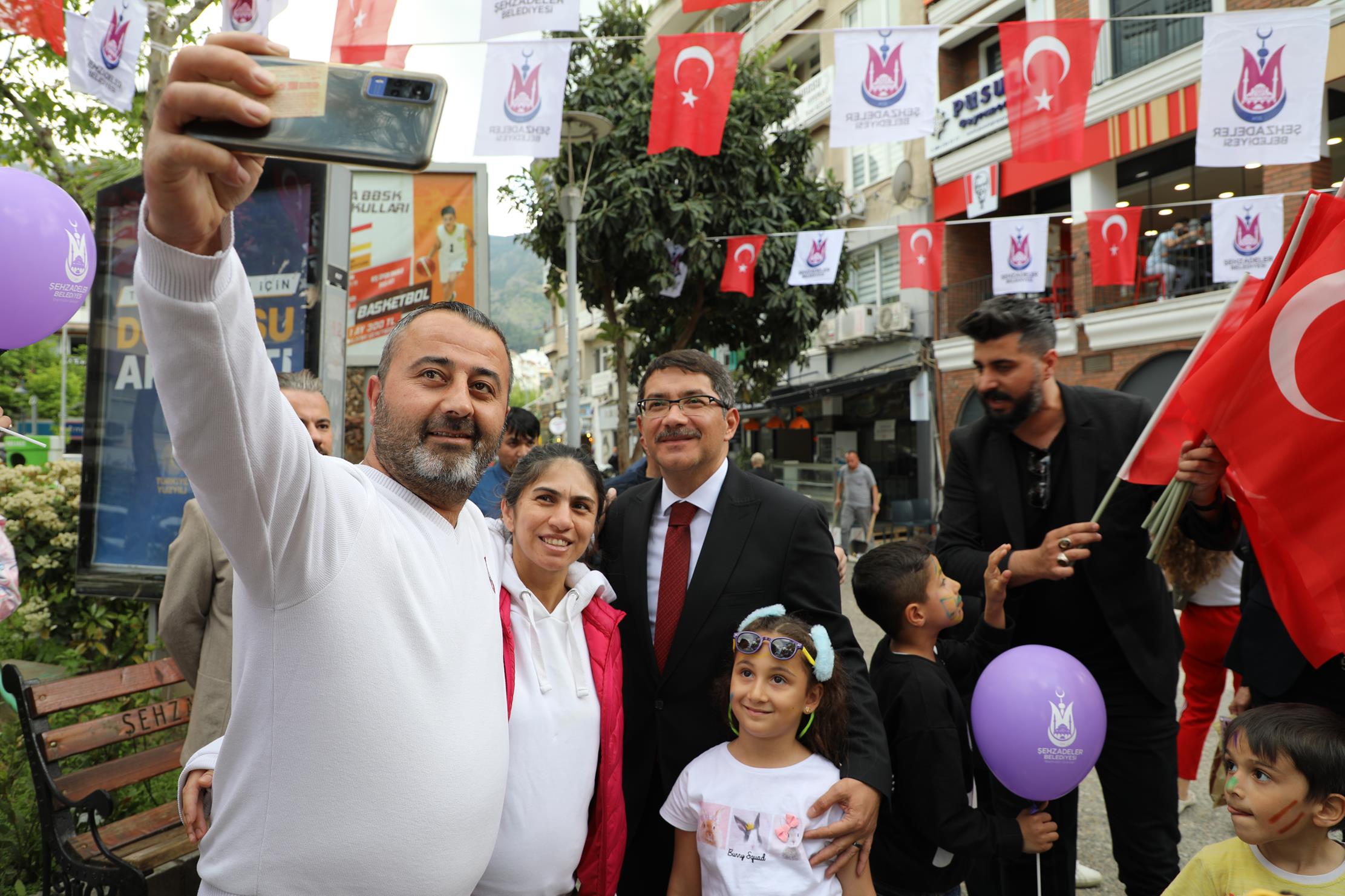 Şehzadeler Belediyesi tarafından 23 Nisan nedeniyle düzenlenen etkinliklerde çocuklar bayramneşelerine