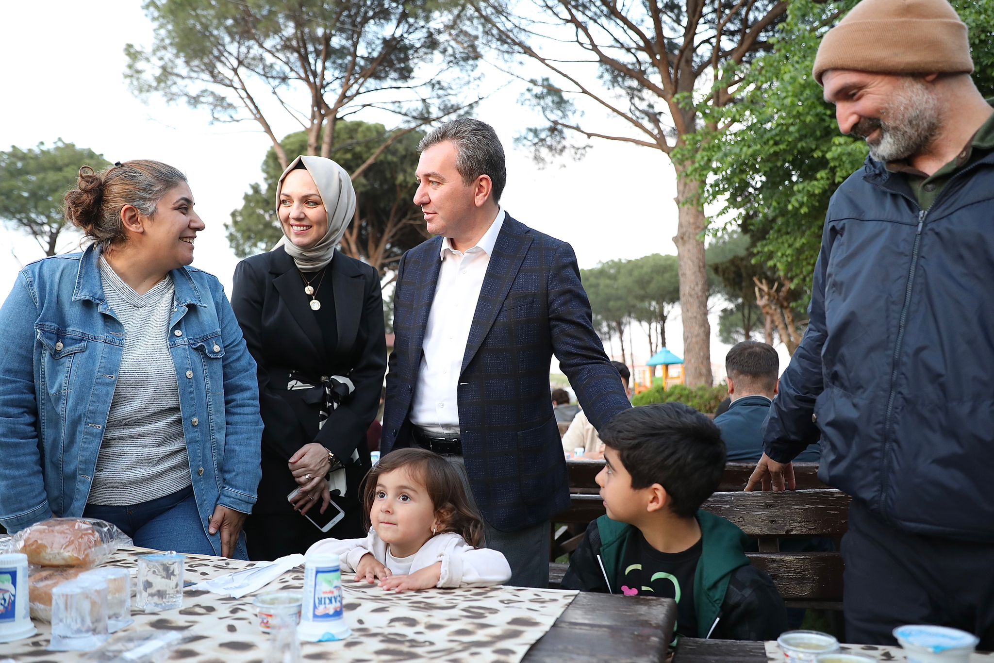 Depremzede ailelerden, şehit yakınları ve gazilere, derneklere, meslek odaları, sendika