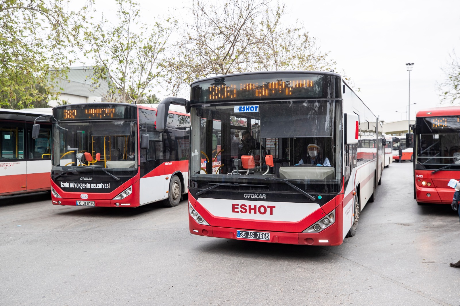 İzmir Büyükşehir Belediyesi toplu ulaşımda Ramazan Bayramı’na özel düzenleme yaptı.
